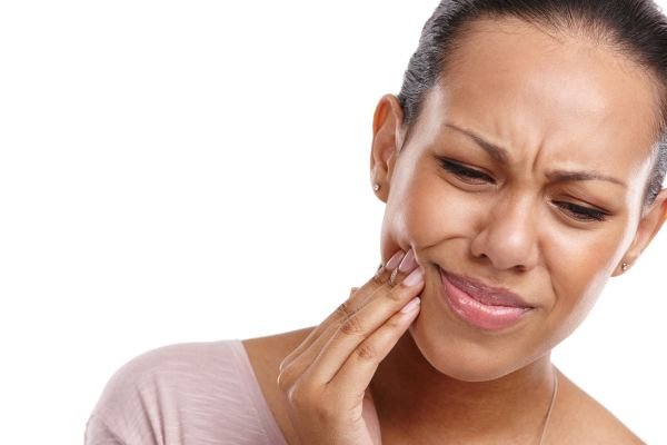woman in pink shirt in pain | emergency dentist los gatos